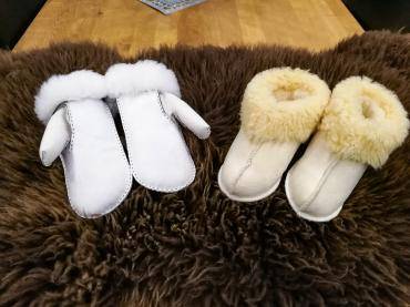 Fårskinn - Varma, mysiga fårskinnhandskar och tofflor 